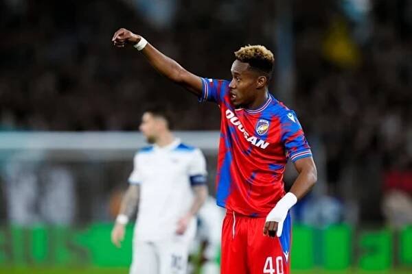 Dweh bedlivě sledován na Ostrovech. Rýsuje se nové angažmá v Premier League?