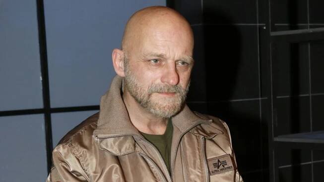 Hynek Čermák je vedle nové přítelkyně naprosto k nepoznání. Podle fanoušků vypadá o 15 let mladší. Do Varů přijel jako nový člověk