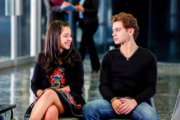 Fosterovi - Den adopce - Z filmu - Cierra Ramirez, Jake T. Austin