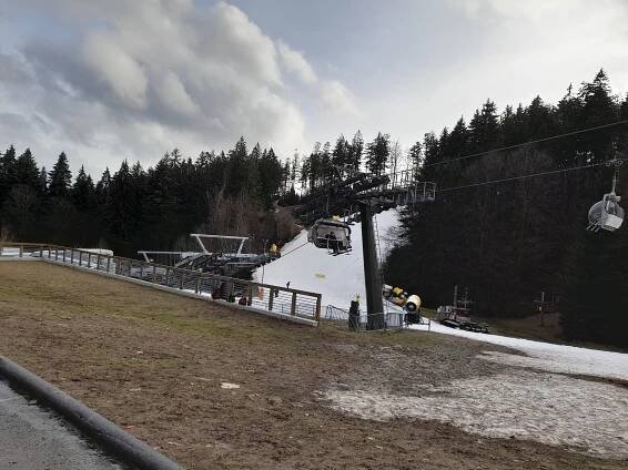Rampušák Orlickým horám letos sněhu moc nedopřál, ale stále se lyžuje