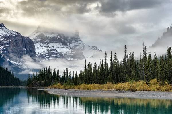 File:Sunrise at Maligne lake 2.jpg - Wikimedia Commons