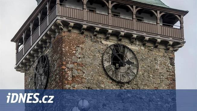 Hodiny na Zelené bráně v Pardubicích se opravy dočkají za několik týdnů - iDNES.cz