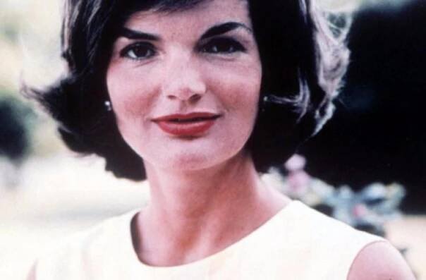 Jacqueline Kennedy Onassisová: manželka prvního muže Ameriky, která učarovala světu.