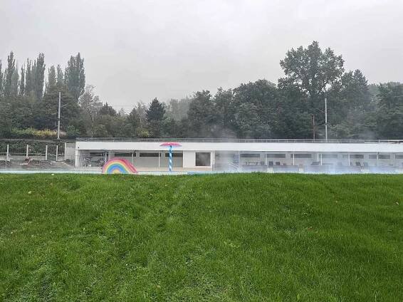 Mimosezonní provoz na koupališti v Brné nabízí termální vodu v rekreačním bazénu a novou finskou saunu.