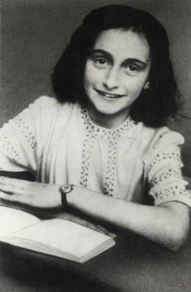 Annu Frankovou podle týmu vyšetřovatelů zradil židovský notář. Někteří historici závěry zpochybňují