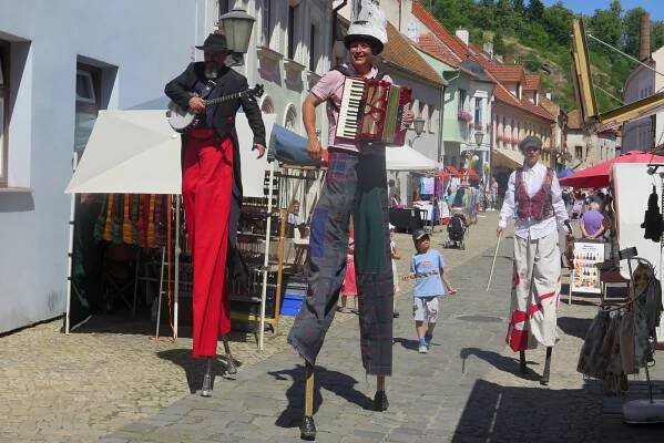 Židovští kupci v Třebíči vyhazují zákazníky z okna. Je to ta nejlepší reklama