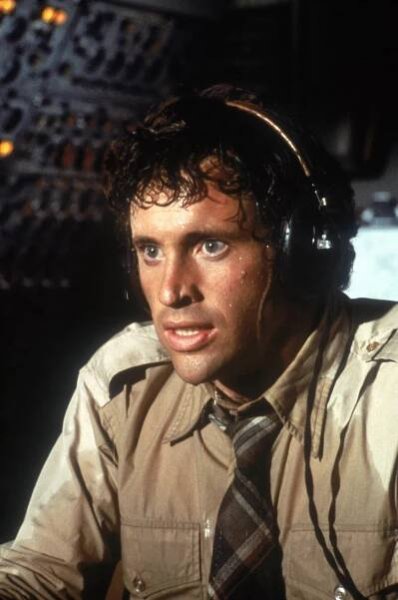 Robert Hays in Pripoutejte se, prosím! (1980)