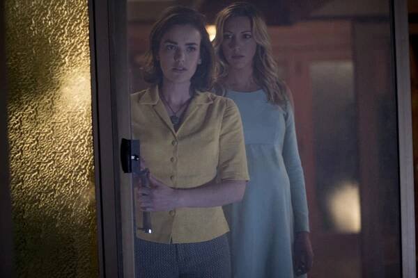Vlci za dveřmi - Z filmu - Elizabeth Henstridge, Katie Cassidy