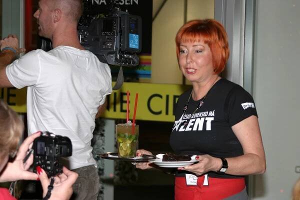 Televízna sudkyňa Janka BURŠÁKOVÁ sa stará o hostí v JOJcafe