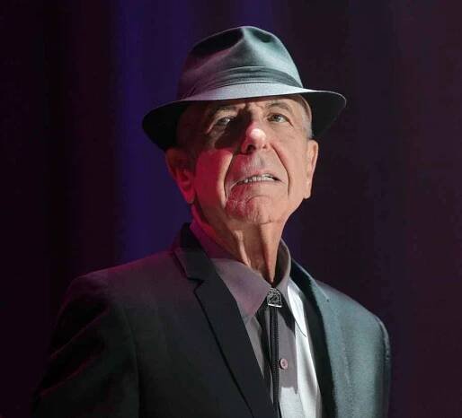 Kanadský básník a písničkář Leonard Cohen se dočkal při nedělním koncertu v zaplněné pražské O2 areně bouřlivého přijetí. 
