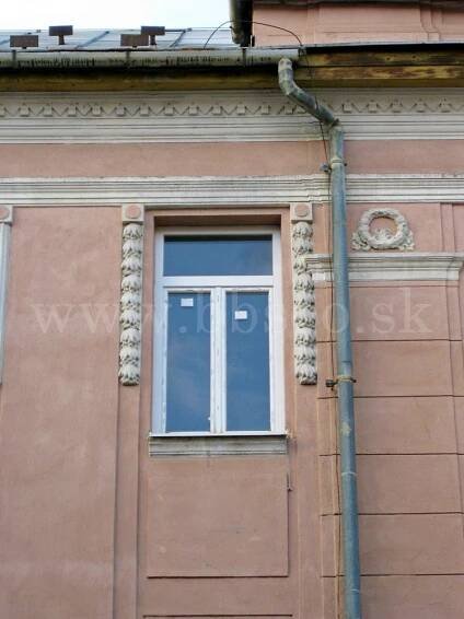 šambrána s rastlinným motívom na dome č. 2 na Železničiarskej ulici