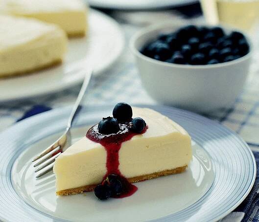 Cheesecake s bílou čokoládou a borůvkami