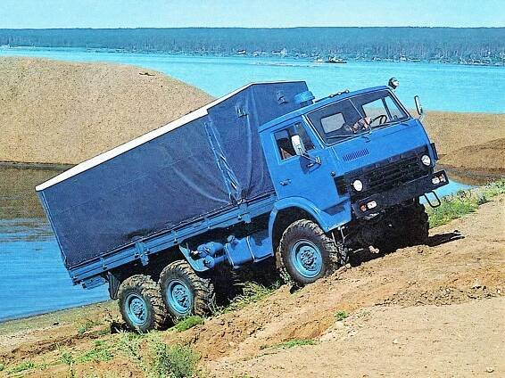 Legendární ruský výrobce nákladních aut slaví. První Kamaz vyrobili před 45 lety