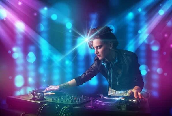 Dívka DJ mixování hudby v klubu s modrým a fialovým světlem — Stock obrázek