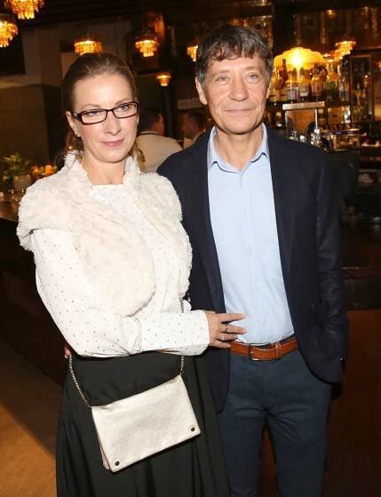 Herec Pavel Kříž na veřejnost poprvé vyvedl svou manželku Jolanu, kterou si vzal poměrně nedávno. Doprovodila ho do Kina Lucerna, kde se ve středu večer konala premiéra filmu Pražské orgie.