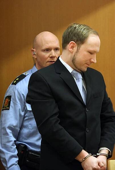 Ve vězení si Breivik nechal narůst bradku.