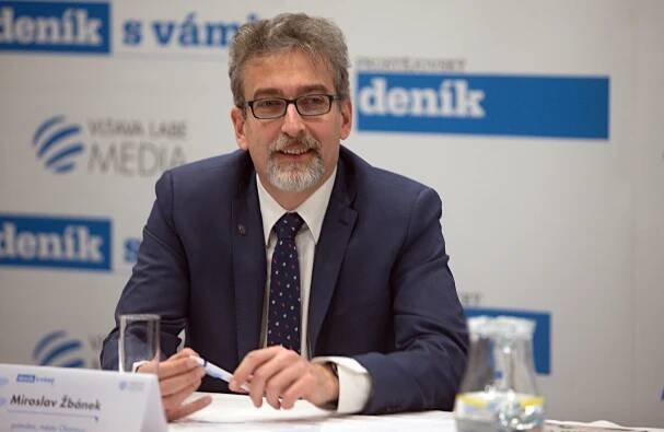 O stárnutí, suchu i tunelu pod Sedlem. Debata s hejtmanem o problémech kraje