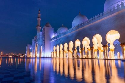 Grand Mosque in Abu Dhabi lit up at night