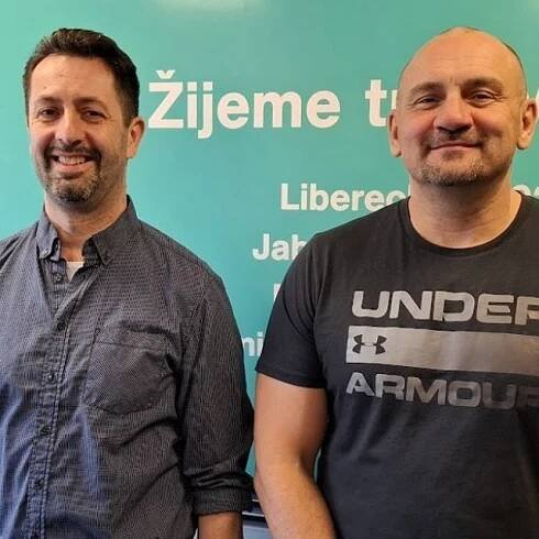 Policejní preventista Tomáš Svačina  (vlevo) a ředitel Městské policie v Jablonci nad Nisou a také zastupitel za SPD Michal Švarc | foto: Michal Balák,  Český rozhlas