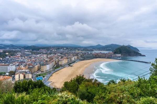 Panoramatický výhled na město San Sebastian z hory Ulia, Gipuzkoa. Baskicko — Stock obrázek