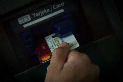 Una persona utiliza su tarjeta en una sucursal del Banco del Bienestar