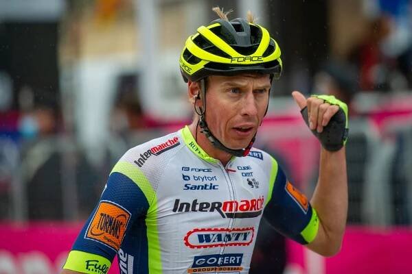 Jan Hirt se rozčiluje po deváté etapě Gira 2021. I letos by měl být na startu první Grand Tour.