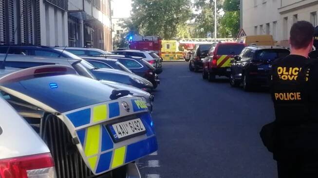 Drama v Praze 10. Policie vrazila do bytu, osvobodila rukojmí