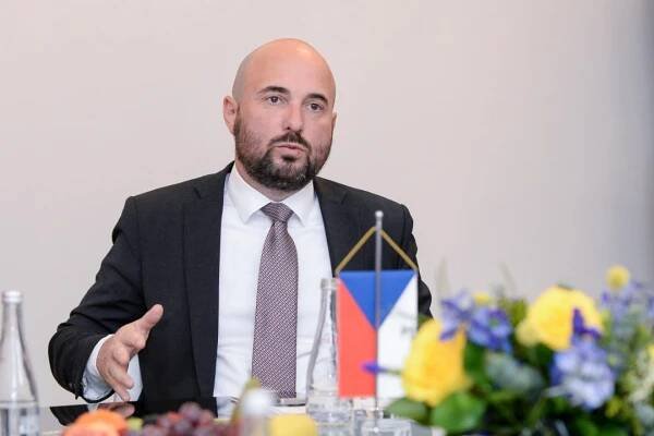 Drtivá většina Ukrajinců se u nás chová slušně, shodl se na schůzce primátor Plzně s ukrajinským velvyslancem
