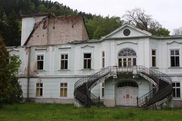Vyhořelý zámek v Maršově má naději. Obec ale limituje omezený rozpočet