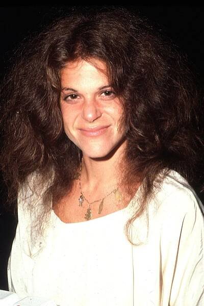 Herečka Gilda Radner prohrála svůj boj s rakovinou vaječníků. 