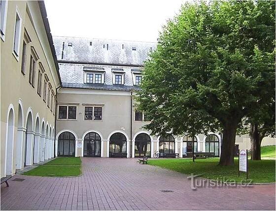 Bystré-zámek-severní křídlo z nádvoří-Foto:Ulrych Mir.