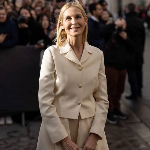 Kelly Rutherford brings back old-school glamour in a classic Dior skirt suit
