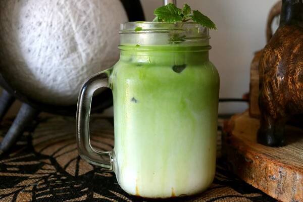 Karamelové matcha latte