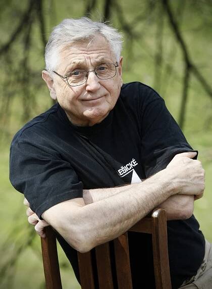 Jiří Menzel by se dožil 85 let. Perličky a hlášky z jeho nejslavnějších filmů