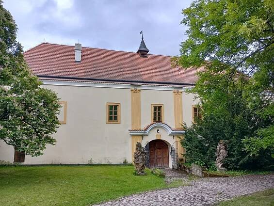 Tvrz Třebotov (Tvrz) • Mapy.com