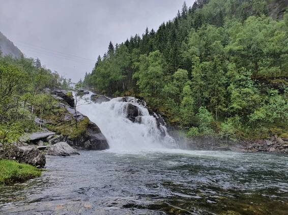 Steinsdalsfossen,Hardanger,norheimsund,øystese,hardangerfjord,hardangerfjorden,hardanger fjord hotel, sandven hotel, torefjell, sjusete,movatnet,mo, tørrvikbygd,samnanger,strandebarm,vesoldo,hardangerfjord adventure,nasjonal turistveg, riksvei 7, kvamskogen,kvam,furedalen,eikedalen, waterfall,fossefall,foss,barnevennlig, mørkhølsfossen,verkafossen,fossen bratte,brudesløret,bridal veil,krigsminne,mørkhølen,bru,storagrønova,