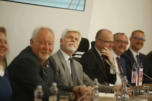 Prezident: Pardubice budou centrem pro výcvik pilotů na letounech F35