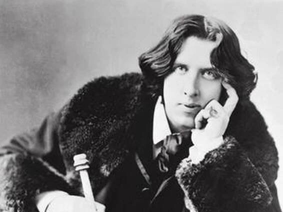 Oscar Wilde: Dekadentní umělec, jehož jméno se stalo synonymem pro závratný vzestup i střemhlavý pád