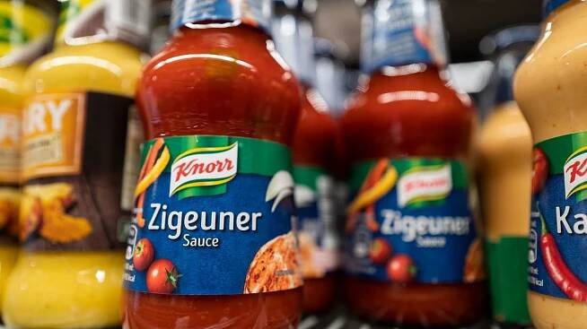 „Rasistická“ omáčka zmizí z německých regálů. V Česku její konkurentka zůstává - Seznam Zprávy