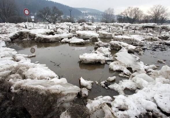 Na Berounce v Černošicích se vytvořila ledová bariéra