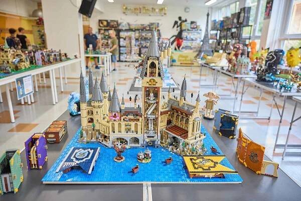 V malé tělocvičně ZŠ R. Frimla v Trutnově se koná výstava modelů ze stavebnic LEGO.