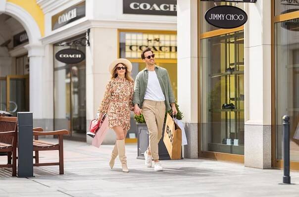 Letní kolekce v Designer Outlet Parndorf: Značky jako Karl Lagerfeld, Valentino nebo Guess se slevou až 70 %