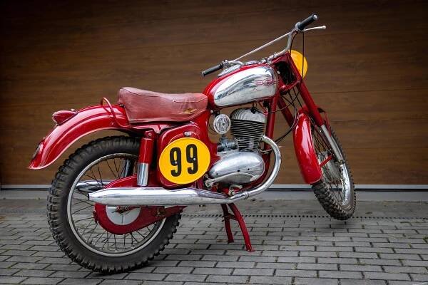 Do prodeje míří legendární české sportovní a soutěžní motorky značek Jawa a ČZ. Svaté grály ani rarity nechybí