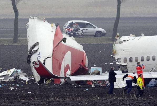 Boeing tureckých aerolinií se rozpadl na kusy
