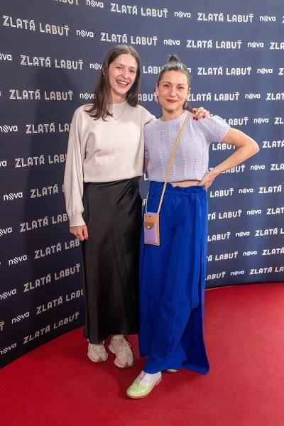 Charitativní bazar v Art restaurant Mánes 20. dubna 2024 - Ema Klangová Businská, Hana Kusnjerová - Zlatá labuť - Série 3 - Z akcí