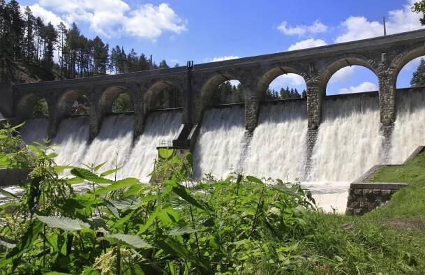Podívejte se: Hektolitry vody valící se přes Sedlickou přehradu vábí turisty