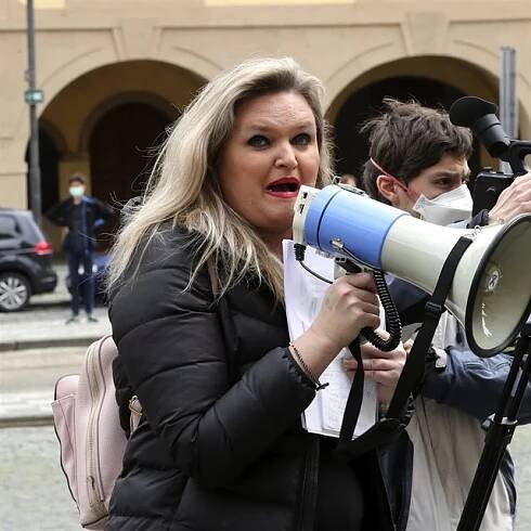 Jana Peterková se na Malostranském náměstí ujala slova a burcovala proti vládě...