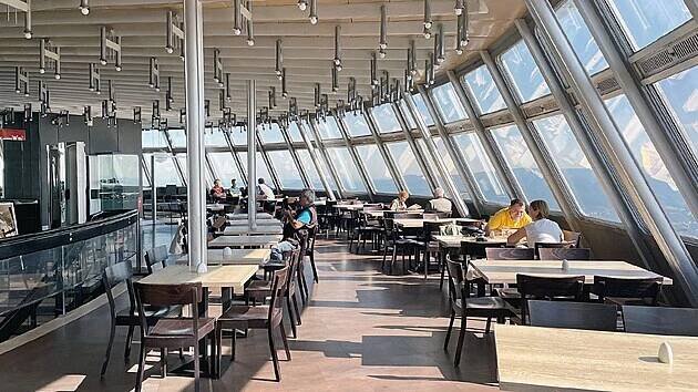Restaurace na Ještědu. Ve stejném patře je i kavárna, bar a salonek