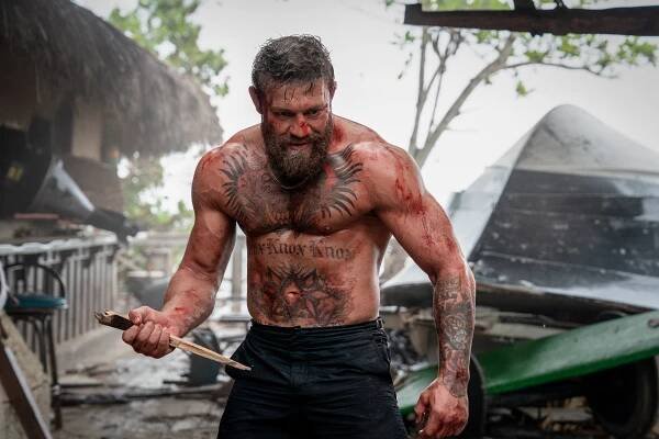 První film s Conorem McGregorem zastínil spor. Známý režisér bojkotuje Amazon