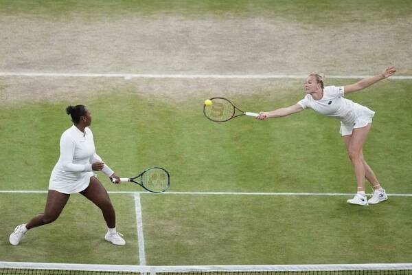 Siniaková s Townsendovou prošly ve Wimbledonu do semifinále